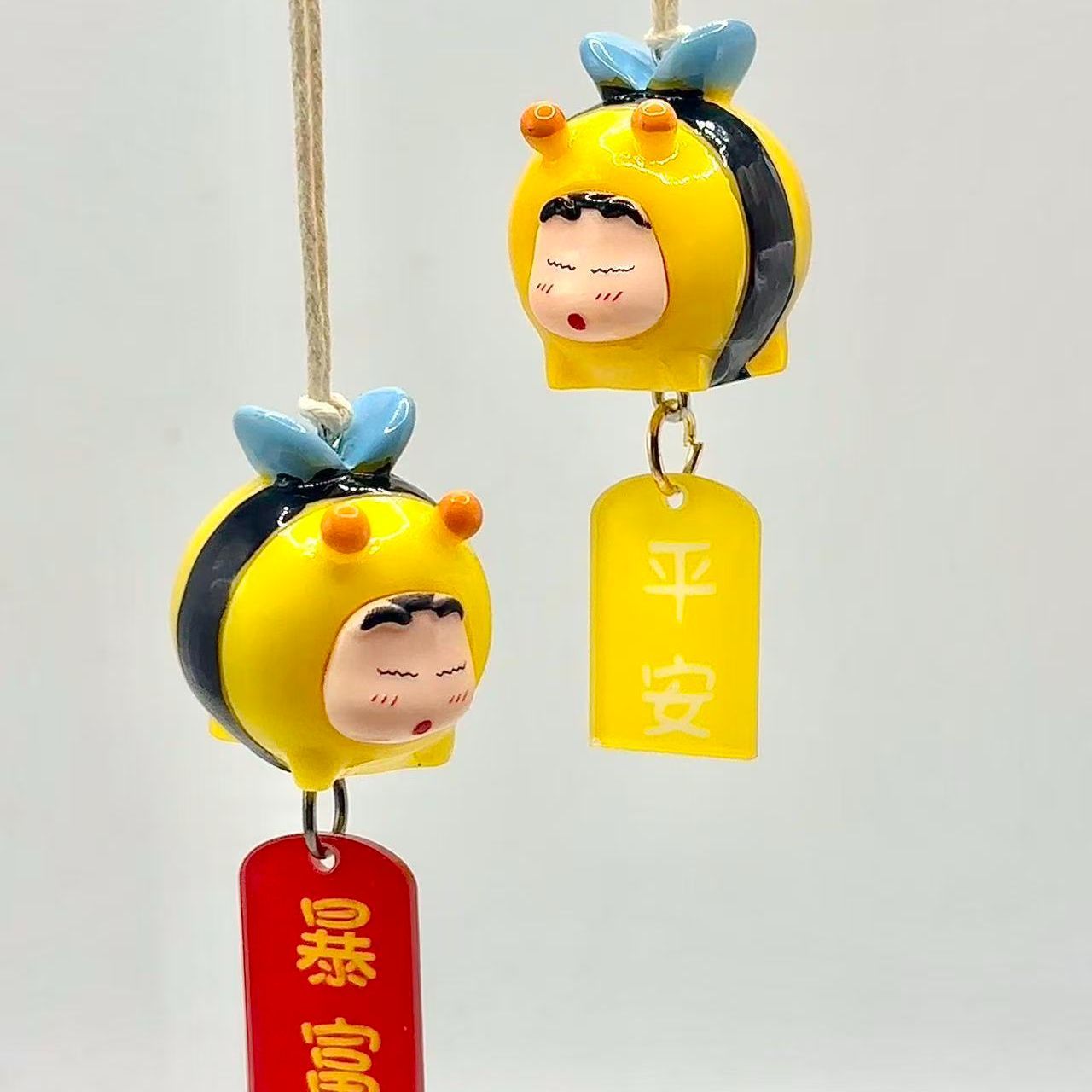 Car Accessories Hanging - Фигурка Шин-чана в образе пчелы для