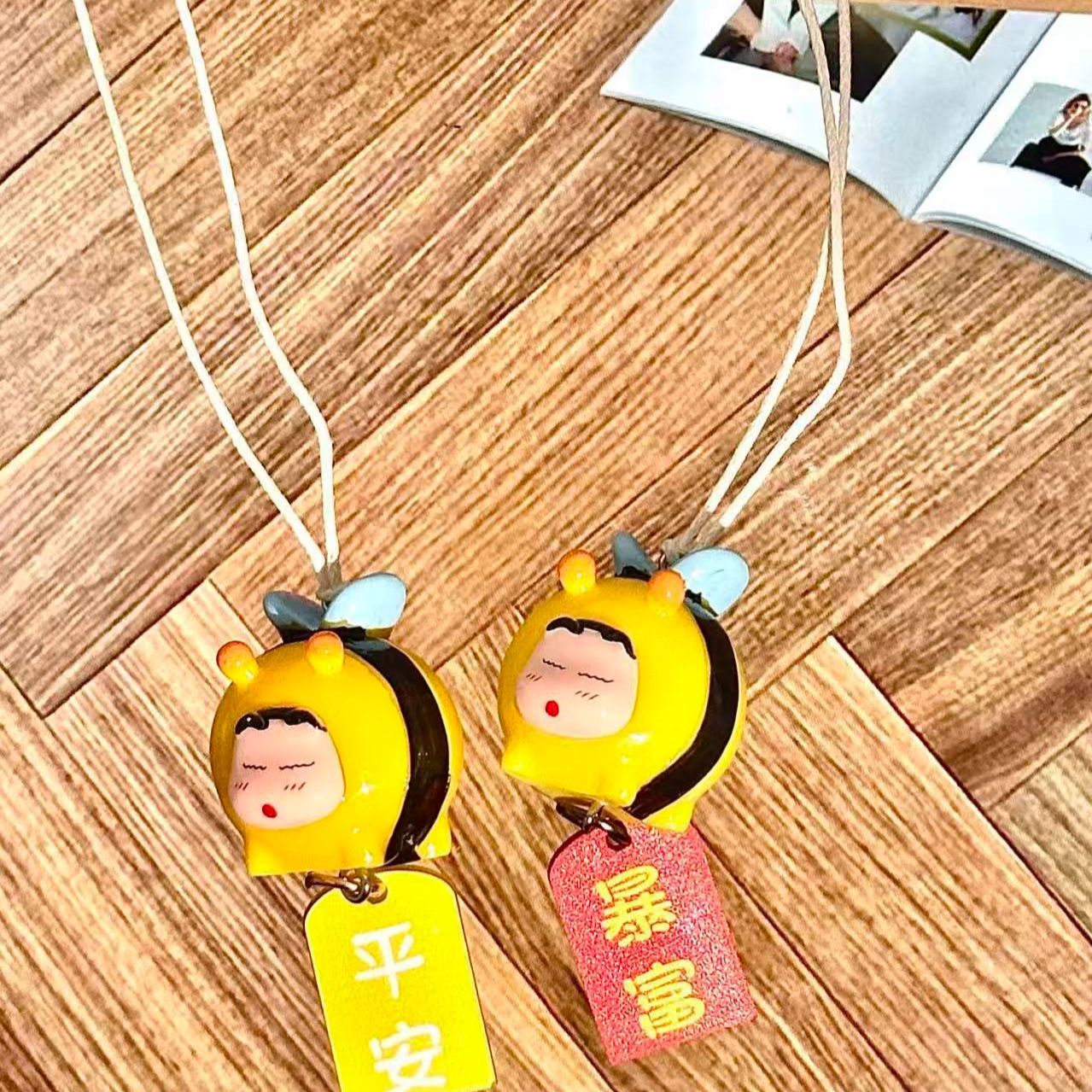 Фигурка Шин-чана в образе пчел – обзор и цена Car Accessories Hanging