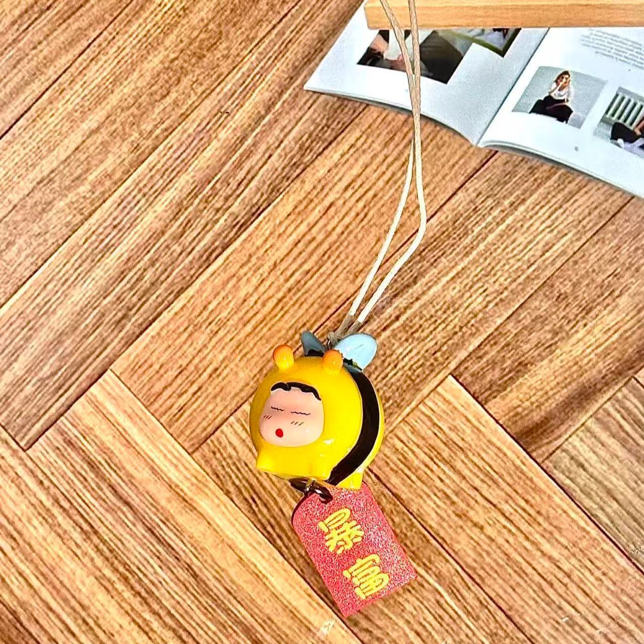 Фигурка Шин-чана в образе пчел – обзор и цена Car Accessories Hanging